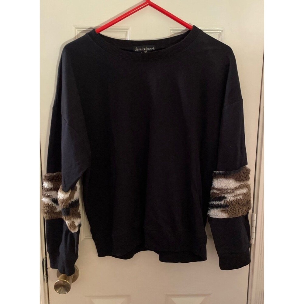 Women’s long sleeve sweatshirt Fleece sleeve faux fur NWT Large
